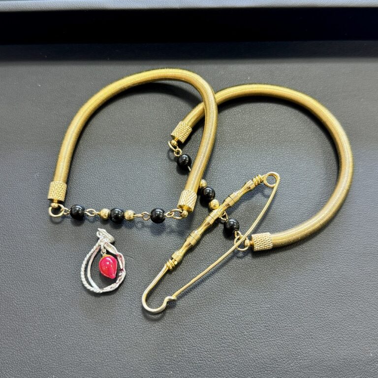 藤沢市長後の買取ふじで買取したメッキ製ネックレスと赤い石付きペンダントなどのアクセサリー