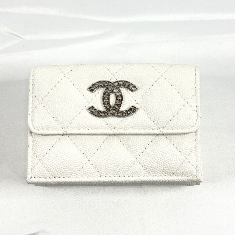 藤沢市長後の買取ふじで買取したシャネルのホワイト マトラッセ ココマーク コンパクトウォレット