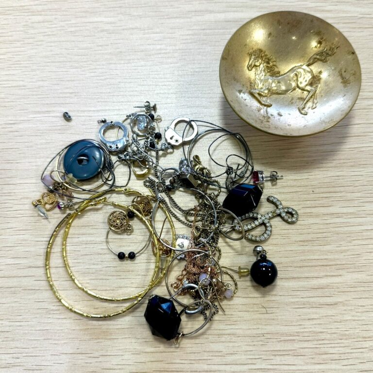 藤沢市長後の買取ふじで買取したメッキ製ネックレスやイヤリングなどのイミテーションアクセサリーまとめ