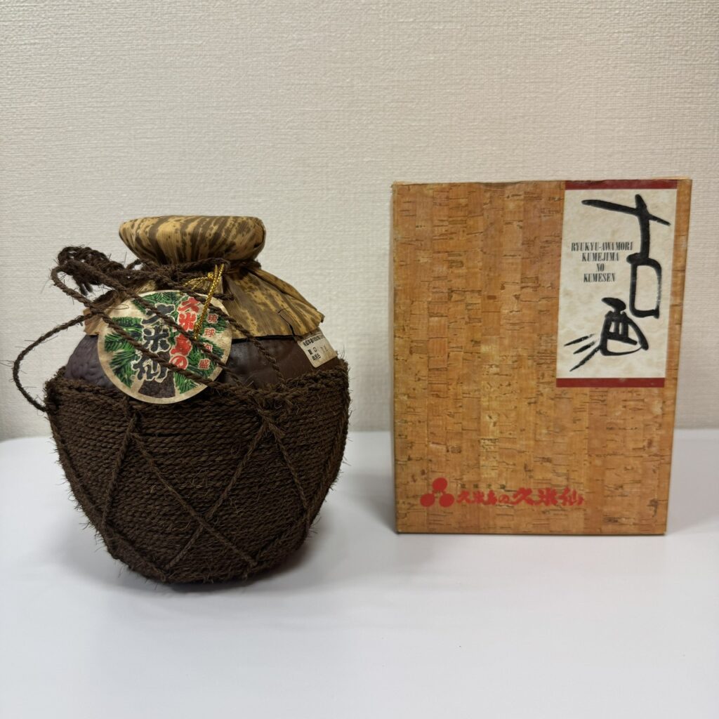 藤沢市長後の買取ふじで買取した久米島の久米仙 古酒の壺入り泡盛と専用箱